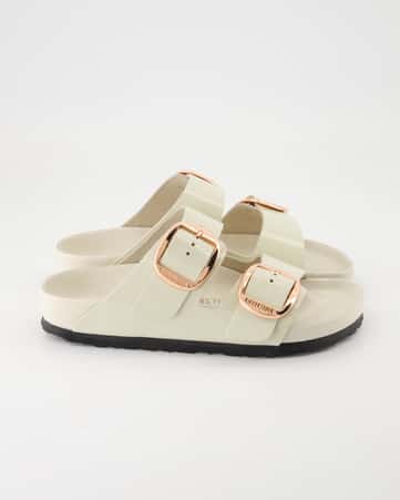 Pantoletten Birkenstock Arizona Big Buckle Lackleder in Beige