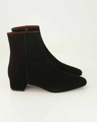 Konstantin Starke Kaoris Klassische Stiefeletten in Schwarz