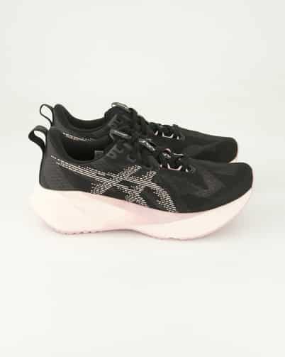 Asics Novablast 5 Laufschuhe in Schwarz