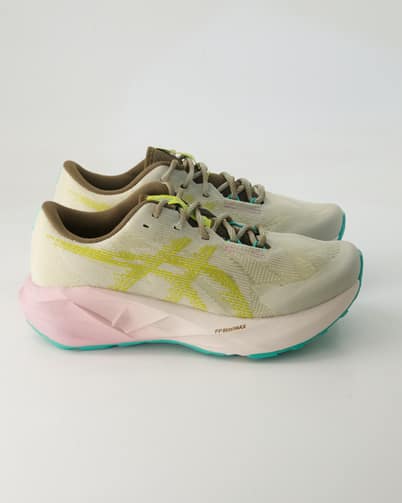 Asics Novablast 5 TR Laufschuhe in Beige