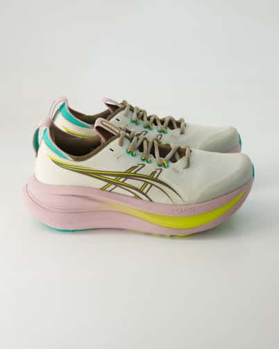 Asics GEL Nimbus 28 Laufschuhe in Beige